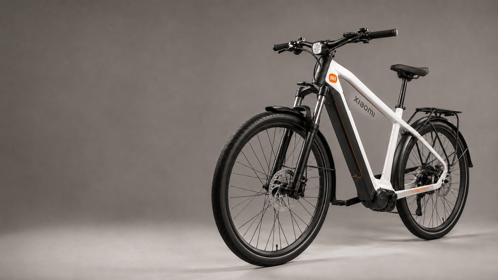 Weißes Xiaomi E-Bike im Studio