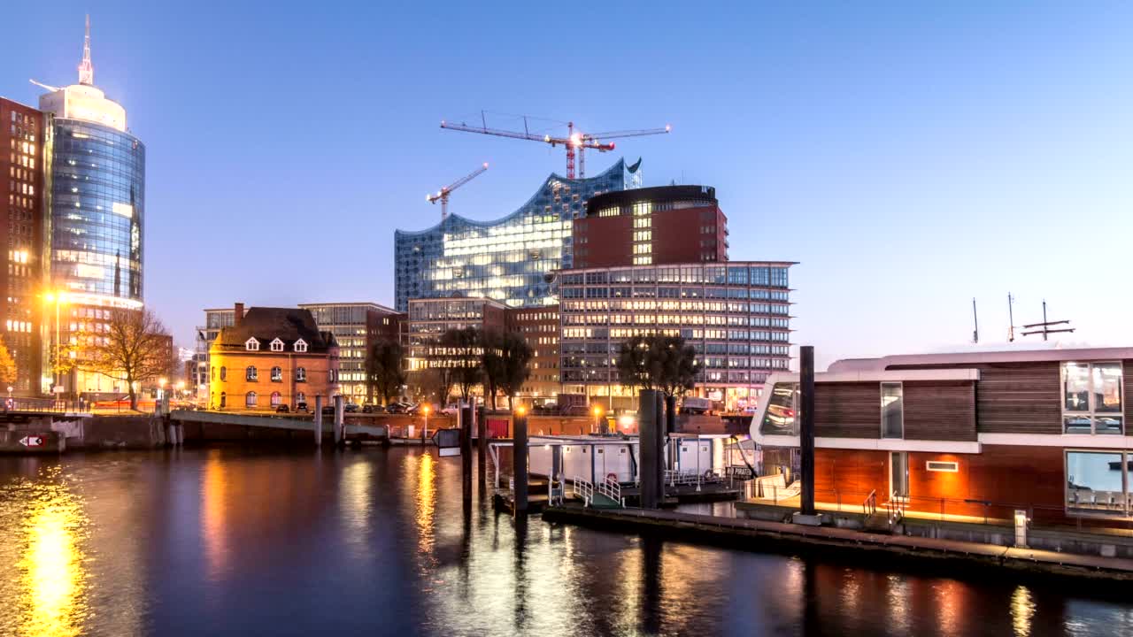 Hamburger Hafencity mit Elbphilharmonie am Abend